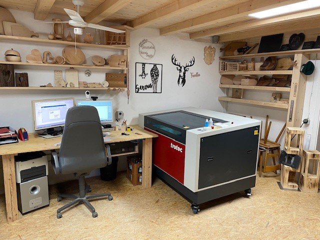 Verkaufsraum mit Holzprodukten und Lasergravuren bei Holzdesign Fischer